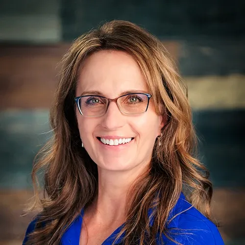 Headshot of Tara Calhoun